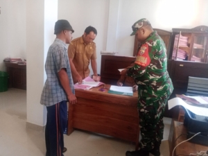 Babinsa Kawal Penyaluran Rp300 Ribu untuk 33 Penerima BLT Desa Sumita