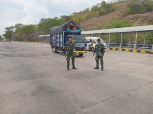 Sertu Abdurahman Laksanakan PAM di Pelabuhan Poto Tano, Pastikan Situasi Aman dan Tertib