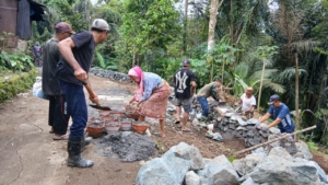Perjuangan Inak Nur di Usia Senja Demi Jalan Desa