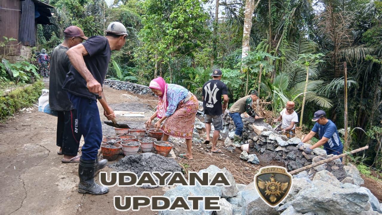 Perjuangan Inak Nur di Usia Senja Demi Jalan Desa