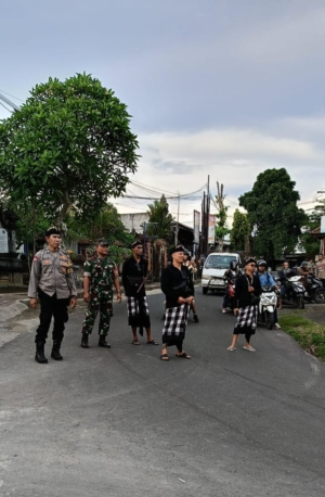 Wujudkan Kondusivitas Wilayah, Babinsa Bresela Terlibat Pengamanan Upacara Sakral