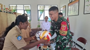 Dukungan Gadik Satgas Pamtas Yonarhanud 2 Kostrad di SDN Fatumfaun