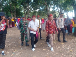 Kolaborasi TNI dan Masyarakat di Pawai Budaya Desa Ntori Kecamatan Wawo