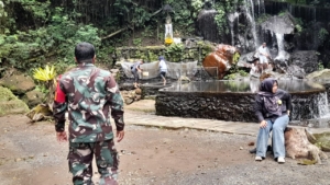 Wujudkan Kenyamanan Wisatawan, Babinsa Jehem Laksanakan Pengamanan di Obyek Wisata Goa Rajo
