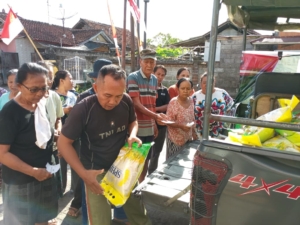 Koramil 1609-03/Seririt Salurkan 2 Ton Beras Murah untuk Warga Desa Umeanyar