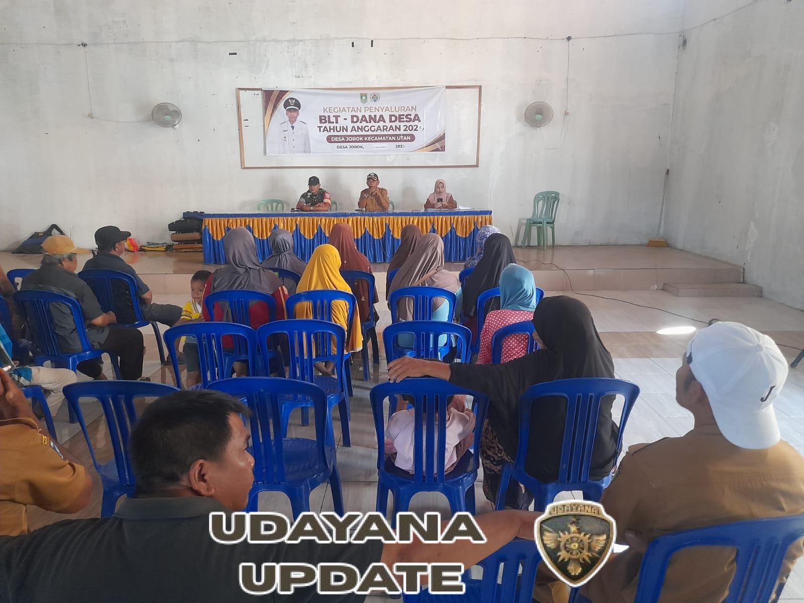 ‎Babinsa Koramil 1607-09/Utan Aktif Dampingi Warga Terima BLT-DD