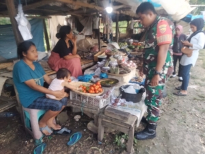 Babinsa Katikutana Komsos Dengan Warga di Pasar Desa Anakalang