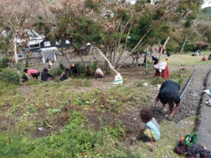 Satgas Yonif 743/PSY Pos Wuyuneri Bersihkan Rumah Tuhan, Wujudkan Kasih di Tanah Papua