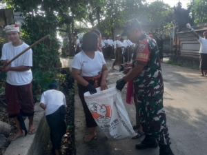 Babinsa Sayan Ajak Warga Wujudkan Lingkungan Bersih di HUT ke-34 Desa Sayan