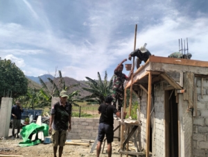 Wujud Kepedulian, Babinsa Ntonggu Ikut Pengecoran Mushola Al Mubarok