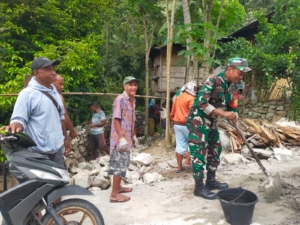 Babinsa Kodim 1602/Ende Gelar Karya Bakti dan Komsos Perkuat Kemitraan dengan Warga Desa RateMangga