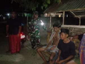 Patroli Ronda Malam Babinsa Tangga Baru Tingkatkan Keamanan Desa
