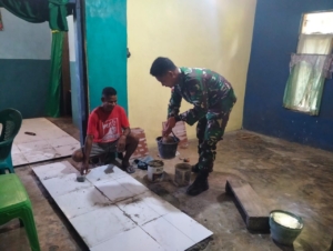 TNI dan Warga Desa Bangang Gotong Royong Pasang Keramik Rumah Warga