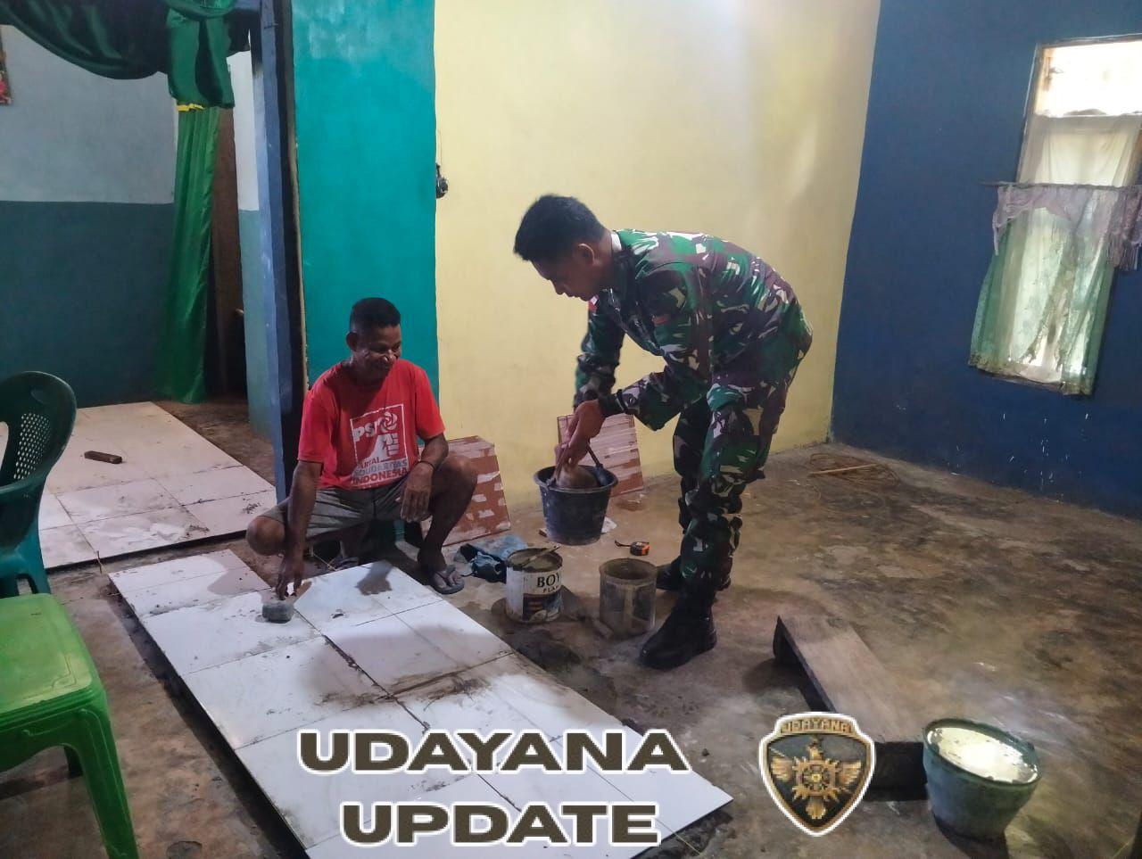 TNI dan Warga Desa Bangang Gotong Royong Pasang Keramik Rumah Warga