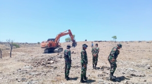 Letkol Inf. Dobby Noviyanto.Pimpin Pembersihan Lahan untuk YON TP 876 di Sumba Timur