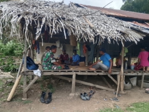 Babinsa Koramil 1602-01/Ende Gelar Komsos dan Pamwil di Desa Kobalebha