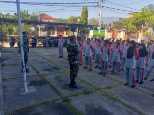 70 Siswa-siswi SMP Miftahjul Ulum Patas Antusias Ikuti Latihan PBB dan Pembekalan Wawasan Kebangsaan dari Anggota Koramil 1609-08/Gerokgak