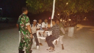 Antisipasi Pemanahan Liar, Babinsa Koramil 1614-01/Dompu Imbau Warga Tak Nongkrong di Jalan