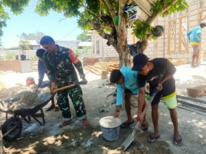 Babinsa Nggelodae Pererat Kemanunggalan TNI dan Rakyat Lewat Komsos dan Gotong Royong