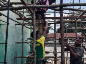 Sinergi Dengam Masyarakat Melalui Kegiatan Karya Bakti TNI Oleh Pos Oepoli Sungai