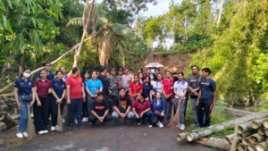 Sinergi Babinsa, Dishub, dan Warga Bersihkan Sampah di Desa Belega