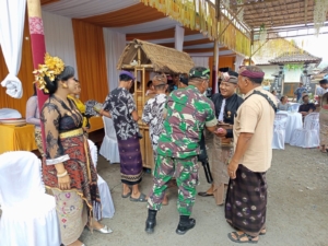 Pererat tali silaturahmi, Danramil 1623-06/Selat hadiri undangan upacara Pawiwahan.