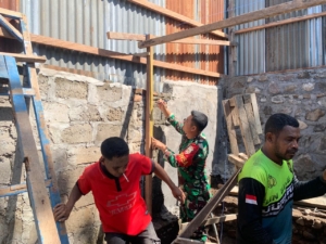 Babinsa Koramil 1624-02/Adonara Bantu Bangun Rumah Warga, Wujud Kepedulian dan Kebersamaan