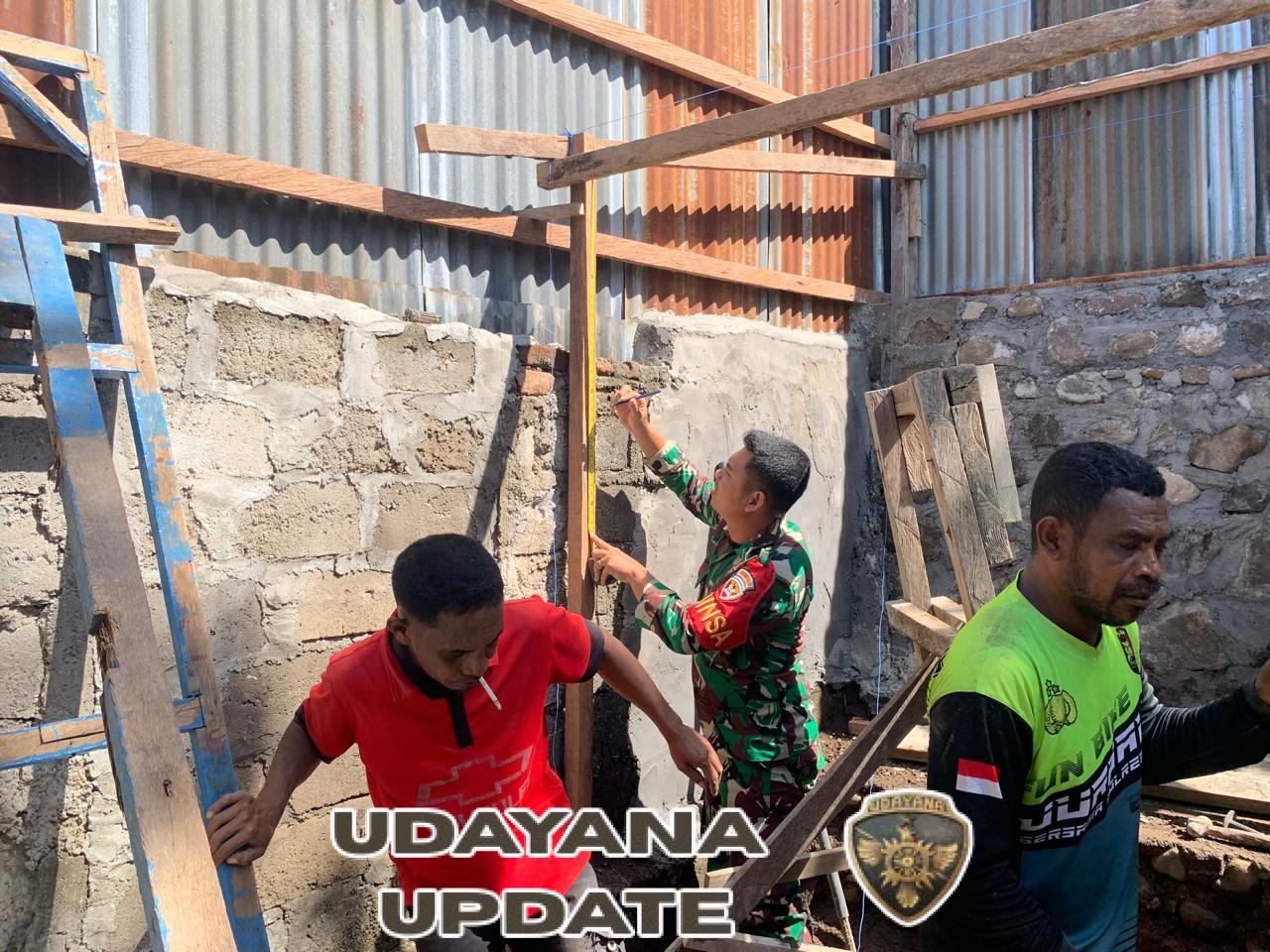 Babinsa Koramil 1624-02/Adonara Bantu Bangun Rumah Warga, Wujud Kepedulian dan Kebersamaan