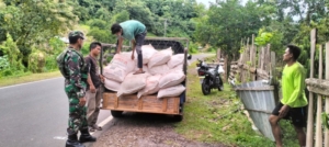 Dekat dengan Rakyat, Babinsa Madaprama Aktif Bantu dan Sosialisasikan Kamtibmas