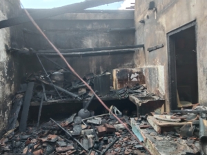 Gerak Cepat, Babinsa Getakan Bersinergi Padamkan Kebakaran Dapur