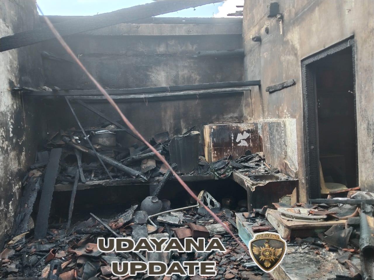 Gerak Cepat, Babinsa Getakan Bersinergi Padamkan Kebakaran Dapur