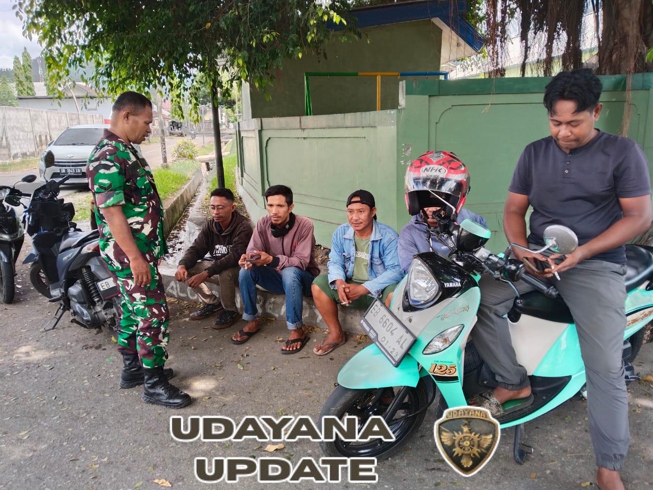 Babinsa Koramil 1602-01/Ende Laksanakan Komsos dan Pamwil di Kelurahan Kota Raja