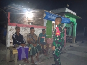 Ronda Malam Bersama Warga Desa Monggo, Babinsa Sertu Heriyanto Dorong Silaturahmi dan Pantau Anak Muda