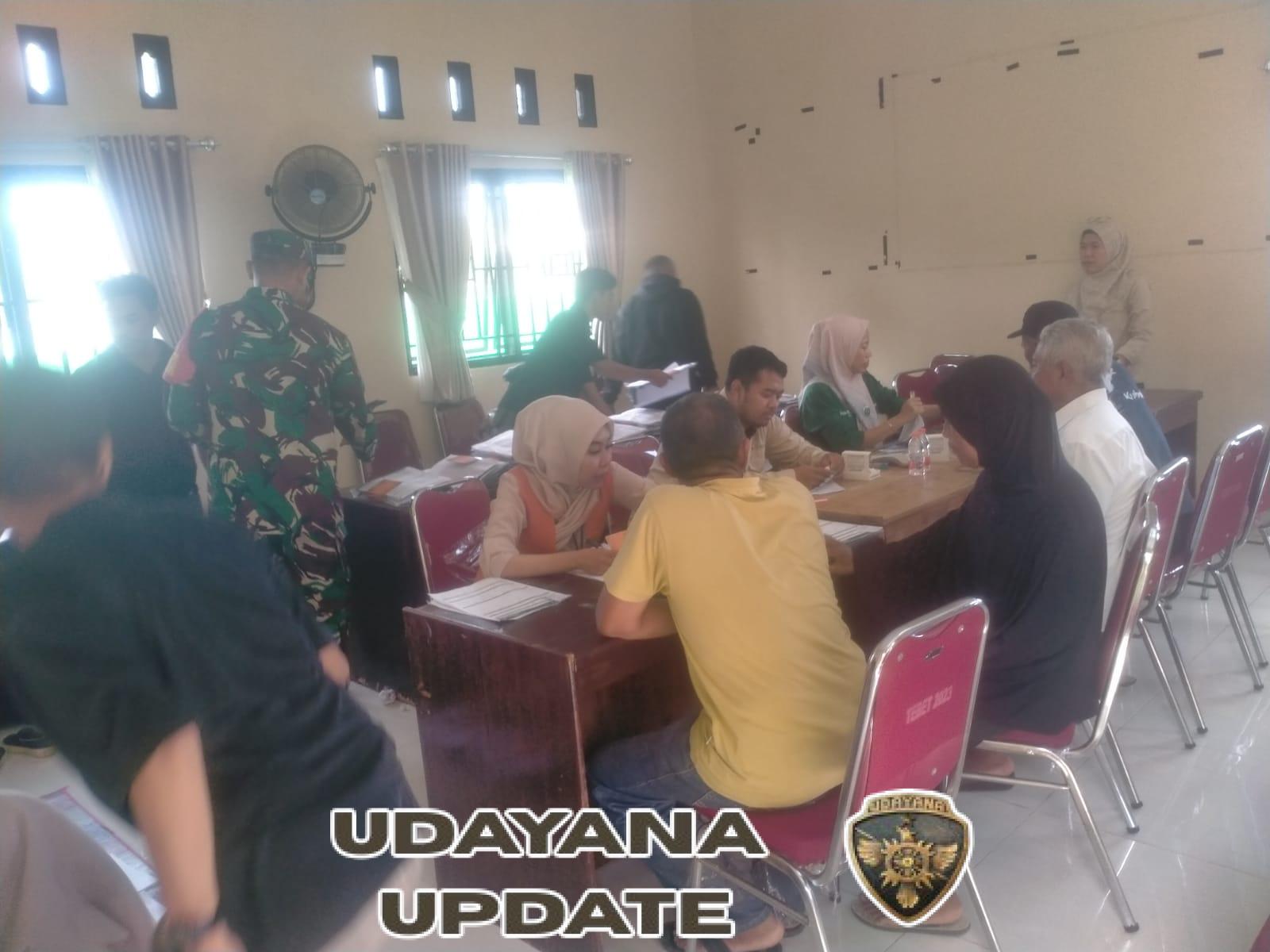 Dukung Program Pemerintah, Babinsa Dampingi Warga Buat Kartu Sumbawa Barat Maju