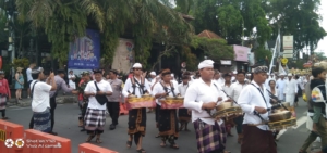Babinsa Kelurahan Ubud Amankan Arus Lalu Lintas Selama Upacara Keagamaan