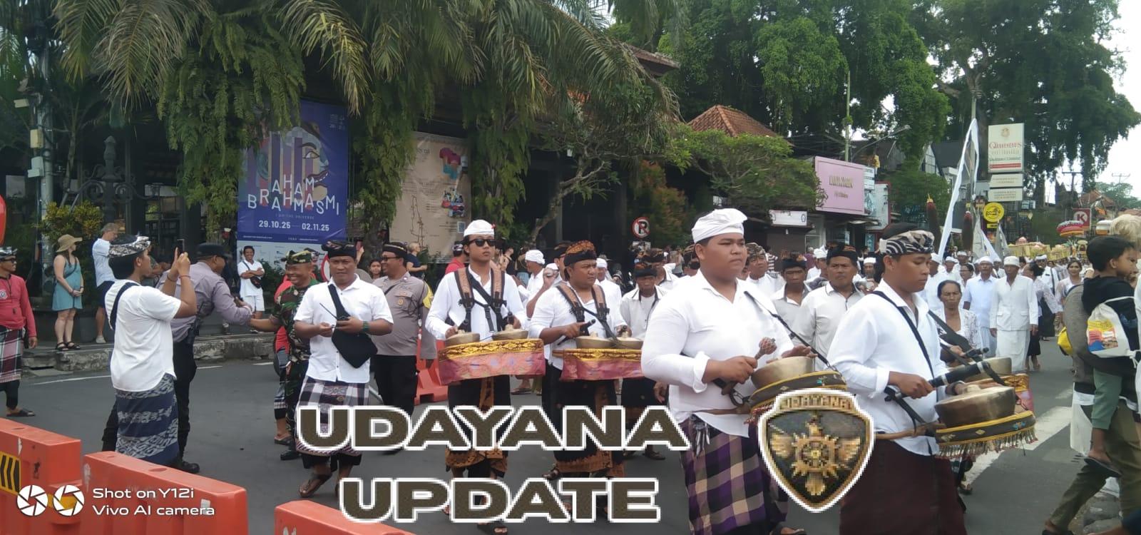 Babinsa Kelurahan Ubud Amankan Arus Lalu Lintas Selama Upacara Keagamaan