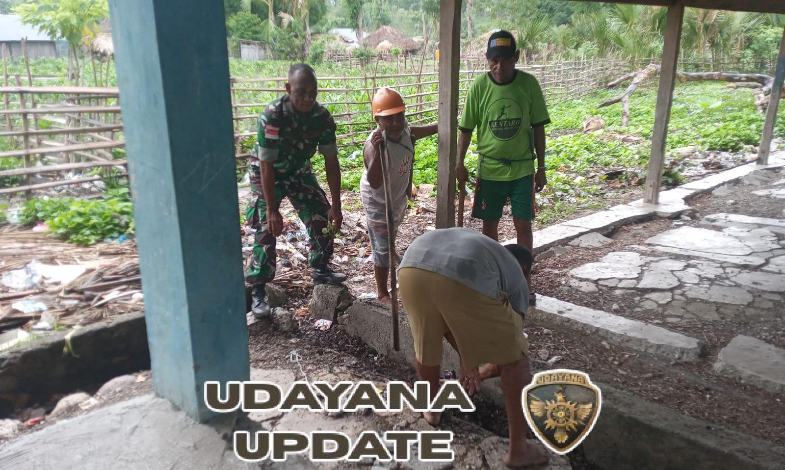 Babinsa Bersama Masyarakat Gotong Royong membersihkan Lingkungan dan Saluran Air