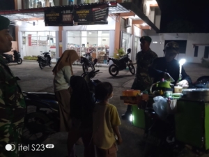 ‎Koramil 1615-03/Sambelia Gelar Patroli Malam, Warga Dihimbau Jaga Kebersihan