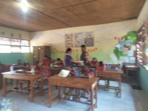 Wujud Kepedulian TNI, Babinsa Sangsit Bantu Pendampingan MBG di SD N 9 Sangsit