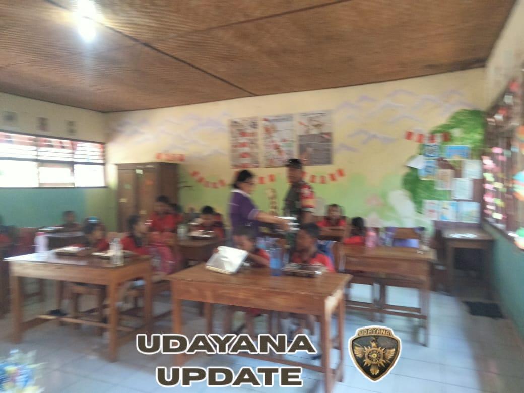 Wujud Kepedulian TNI, Babinsa Sangsit Bantu Pendampingan MBG di SD N 9 Sangsit