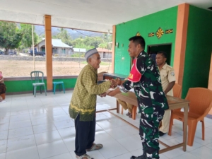 Babinsa Kodim 1602/Ende Dampingi Penyaluran BLT Kemiskinan Ekstrim di Desa Ngalukoja