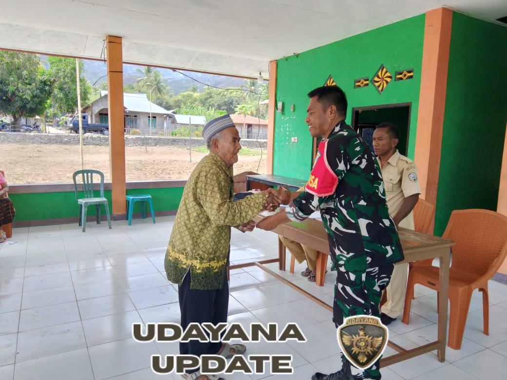 Babinsa Kodim 1602/Ende Dampingi Penyaluran BLT Kemiskinan Ekstrim di Desa Ngalukoja