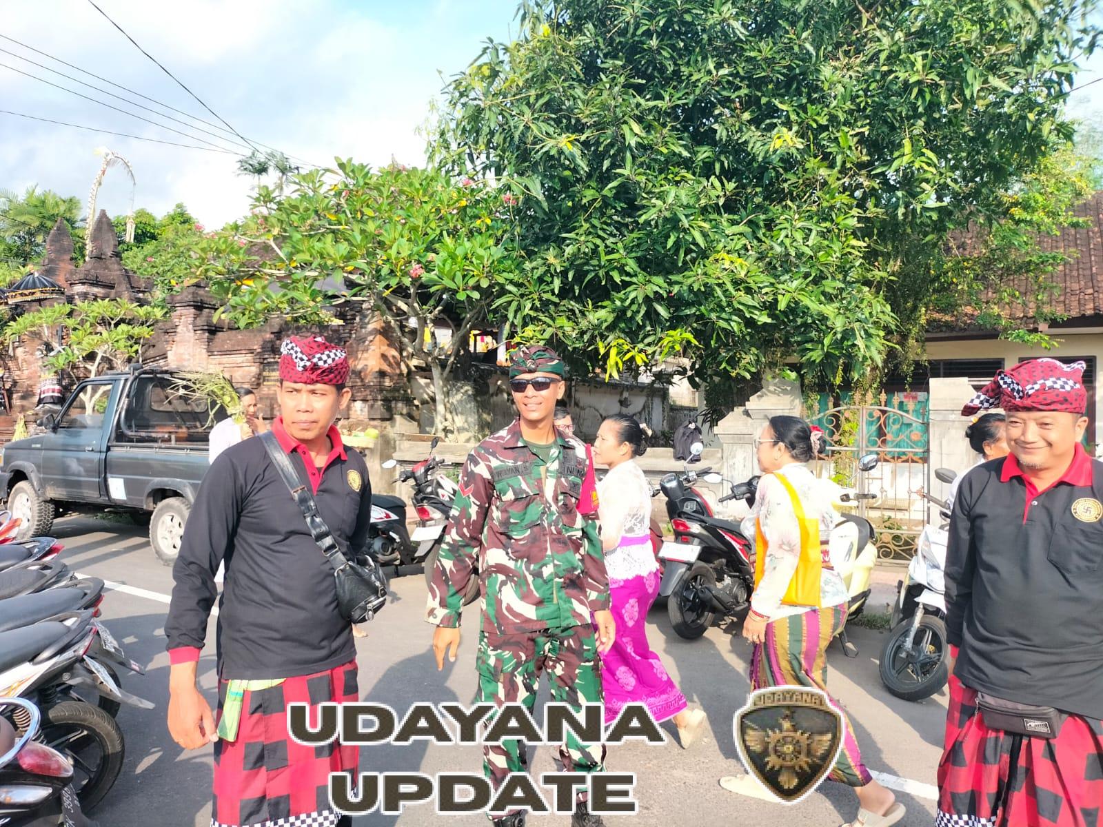 Babinsa Semarapura Kauh Kawal Piodalan, Ciptakan Keamanan Serta Kemanunggalan TNI Rakyat