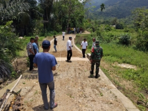 Pemeriksaan Jalan Tani, Babinsa Pastikan Pembangunan Sesuai Rencana dan Manfaat bagi Masyarakat