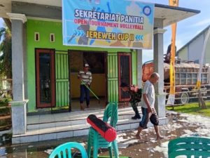 Kebersamaan TNI dan Masyarakat Warnai Persiapan Turnamen Voli di Jereweh