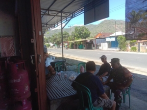 Sertu M. Nasir Laksanakan Komsos dan Monitoring Wilayah di Desa Tapir