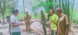 Sertu Didit Sumanto Kawal Pembuatan Jalan Rabat di Binafun