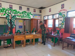 Serda Sulaiman, Babinsa Koramil 1628-01/Taliwang yang Turun Langsung Dukung Program Gizi Anak Sekolah