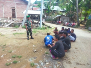 TNI Hadir Dekat dengan Warga, Babinsa Wawo Dorong Penyelesaian Masalah Secara Kekeluargaan