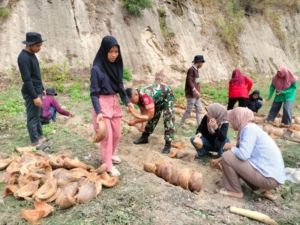 Sinergi Hebat TNI dan Mahasiswa: Gotong Royong Hijaukan Desa Andalan, Tanam Semangat Kebersamaan